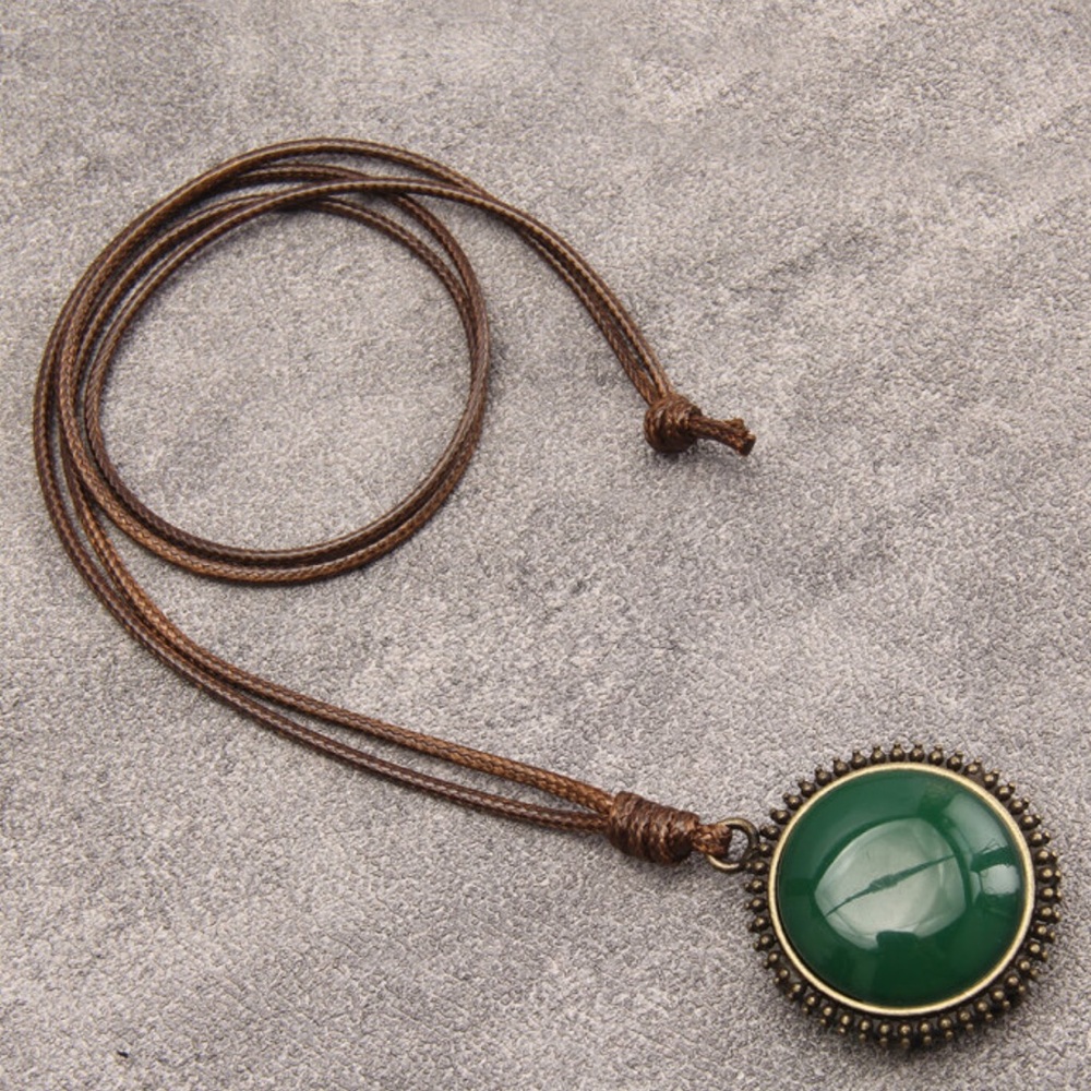 NEW| Women’s Elegant Green Round Faux Leather Retro Pendant Necklace - Picture 5 of 6